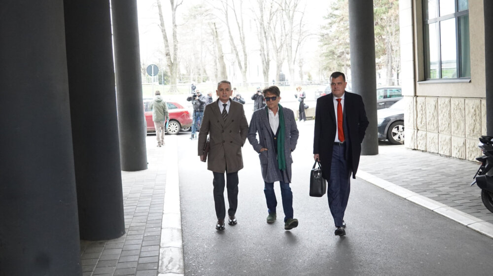 Na suđenju Bjelogrliću zbog tuče pregledani snimci sa nadzornih kamera, prikazani delovi koji do sada nisu bili poznati javnosti 1