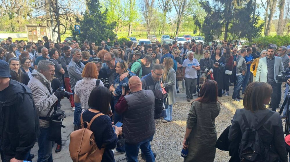 "Fakultet okupirali ljudi koji nisu studenti": Skup podrške Dinku Gruhonjiću ispred Filozofskog fakulteta (FOTO, VIDEO) 41