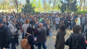 Počeo protest podrške Dinku Gruhonjiću ispred Filozofskog fakulteta (FOTO, VIDEO)