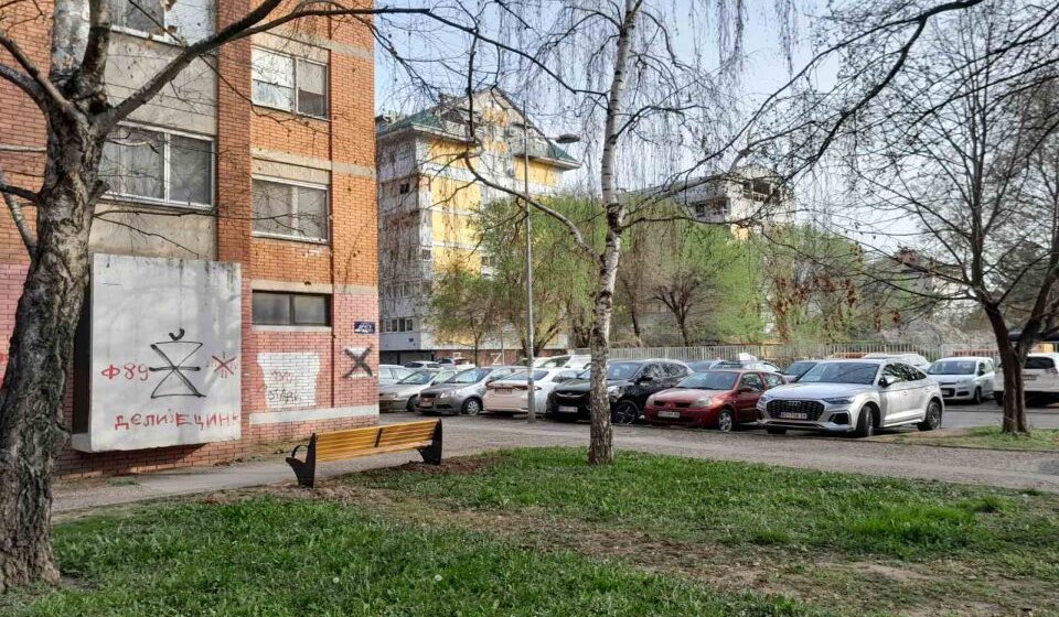 Gradska vlast postavila klupe sa pogledom na zid - i preplatila ih 1