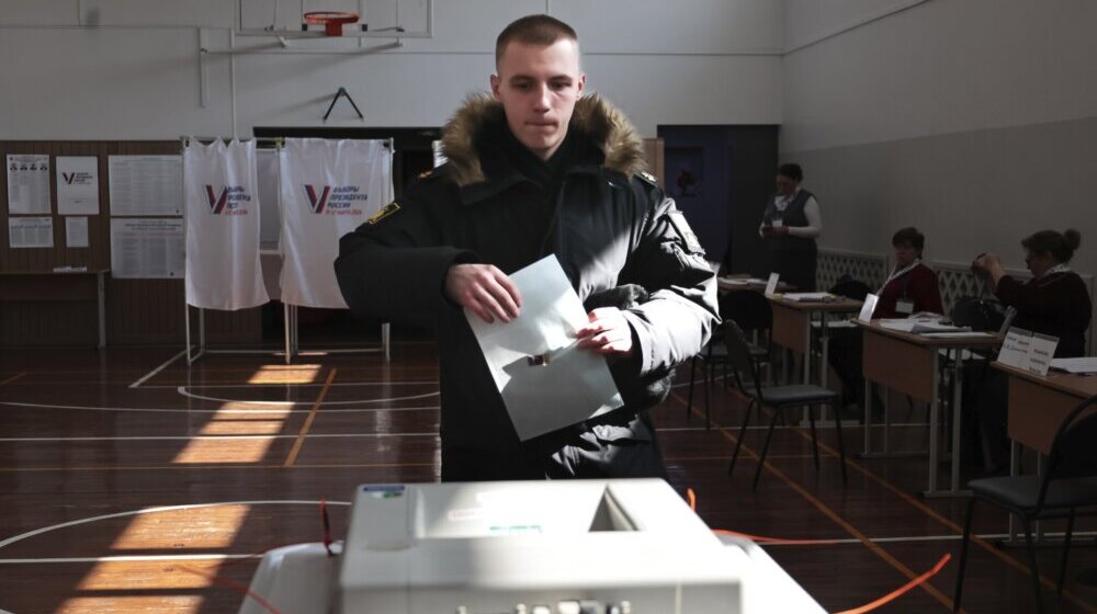 Boja po listićima, medved - glasač i Deda Mraz: Kako izgleda prvi izborni dan u Rusiji? 1