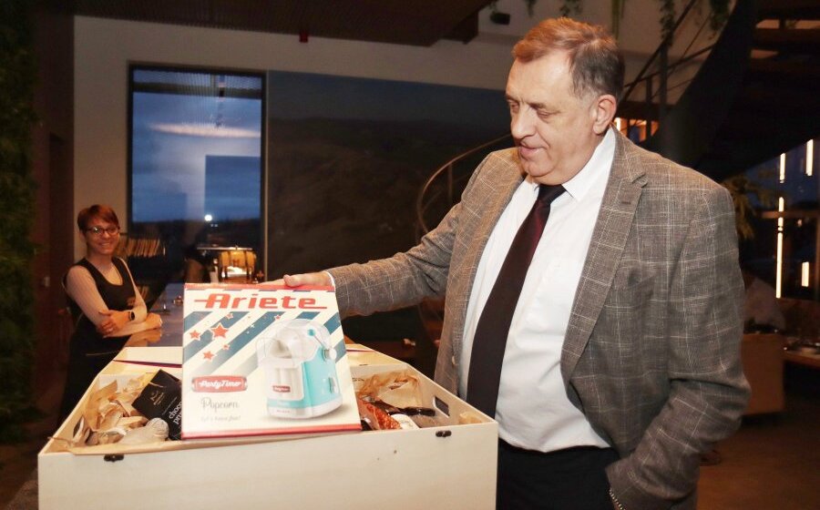 Neobičan poklon za rođendan: Vučić Dodiku poklonio aparat za kokice 1