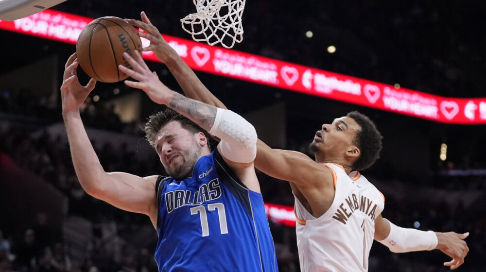 Šuma i drvo: Da li je Dončić pre filigranskog dodavanja sa svoje polovine načinio kolosalnu grešku u koracima? (VIDEO) 1