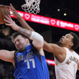 Šuma i drvo: Da li je Dončić pre filigranskog dodavanja sa svoje polovine načinio kolosalnu grešku u koracima? (VIDEO) 8