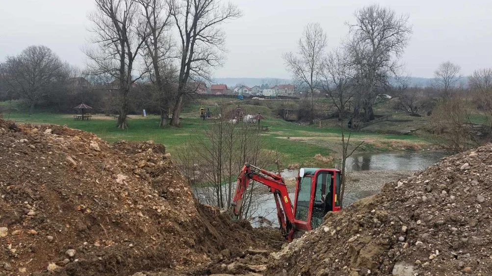 Zaječarci opet prekinuli radove: Meštani brane svoje kupalište od bagera i opasnih strujnih kablova (FOTO) 4