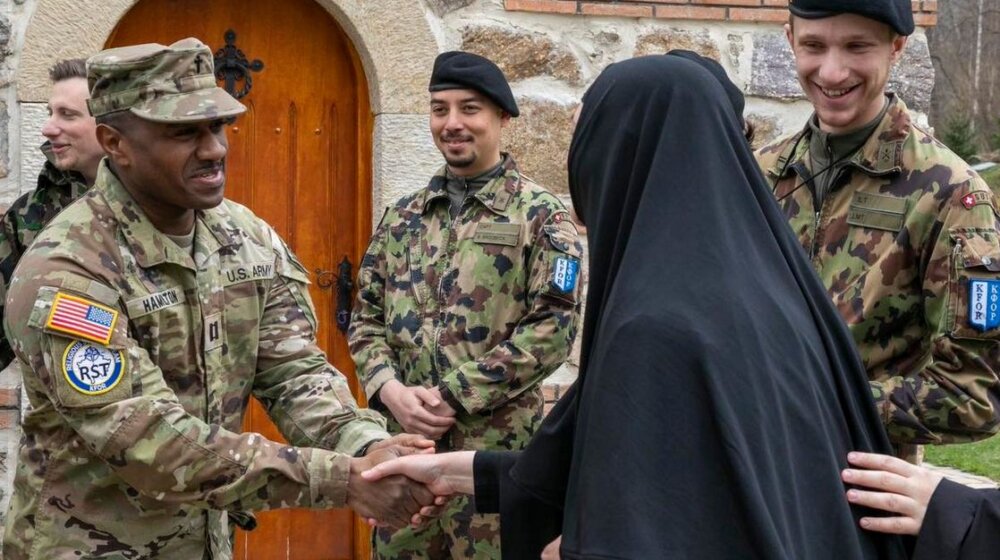 Američki vojnici Kfora pomogli u završetku radova oko manastira Brnjak 15