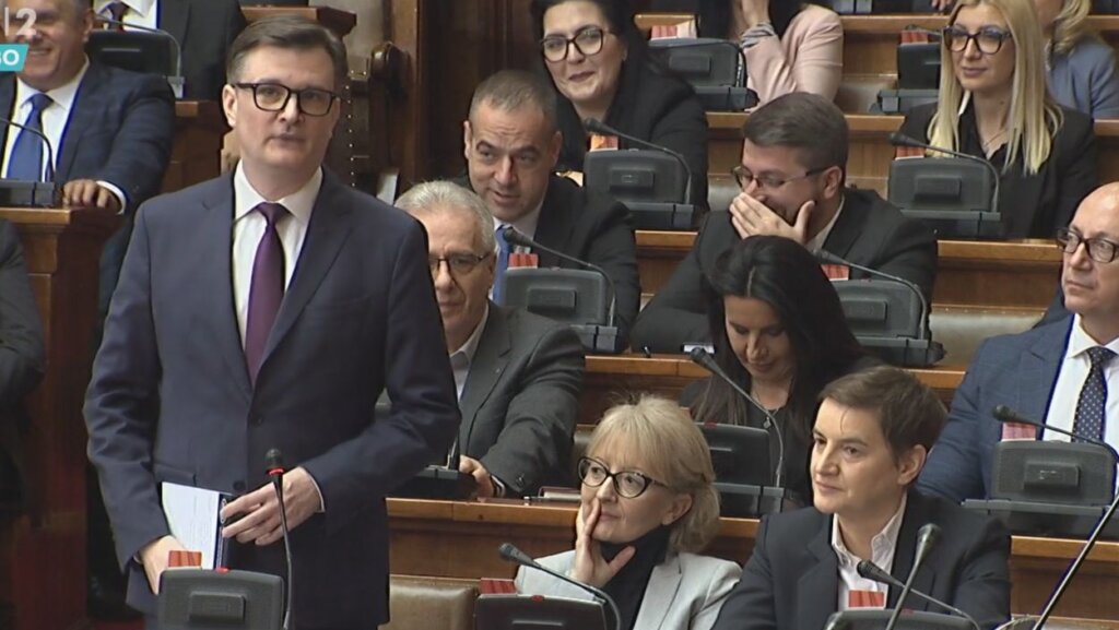 Skupština bira Anu Brnabić za predsednicu parlamenta: Opozicija pokazala figuru Oskara, sednica se se nastavlja sutra 8