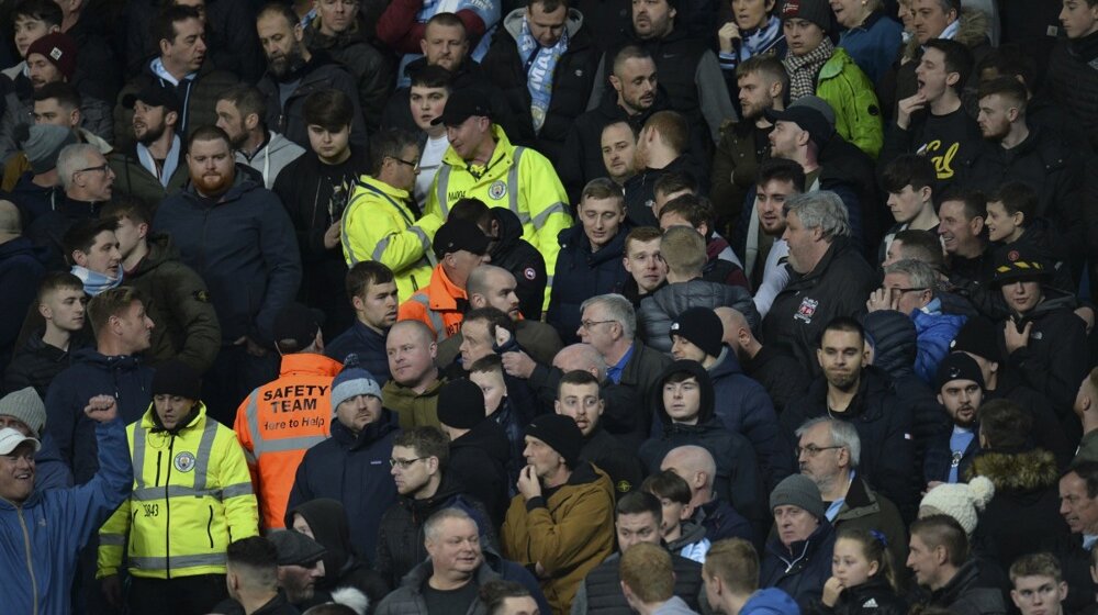 Na tribinama mančesterskog derbija: Policija "posekla krila" navijaču Sitija jer se rugao tragediji Junajteda (VIDEO) 1