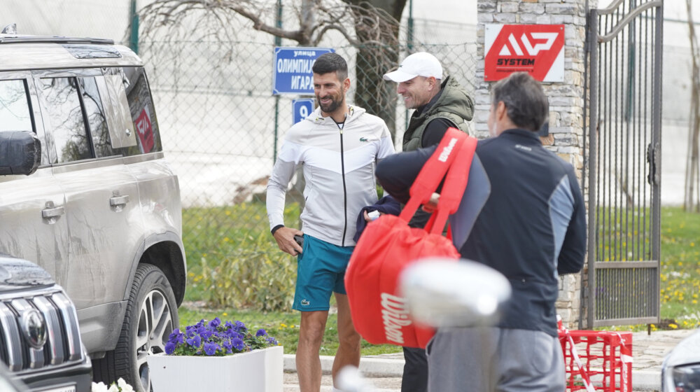Svuda pođi, kući dođi: Novak Đoković se u Ulici olimpijskih igara u Beogradu sprema za prelazak na šljaku u Monte Karlu (VIDEO) 1
