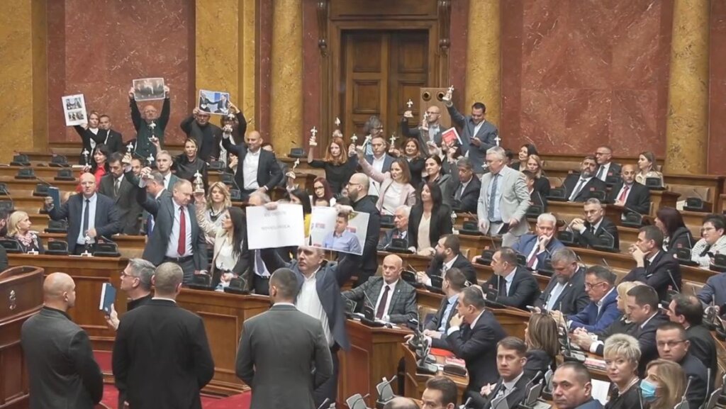 Skupština bira Anu Brnabić za predsednicu parlamenta: Opozicija pokazala figuru Oskara, sednica se se nastavlja sutra 7
