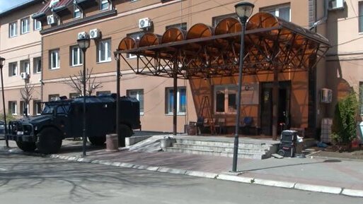 Sa zgrade opštine Zvečan uklonjen je natpis na ćirilici i mobilna ograda 1