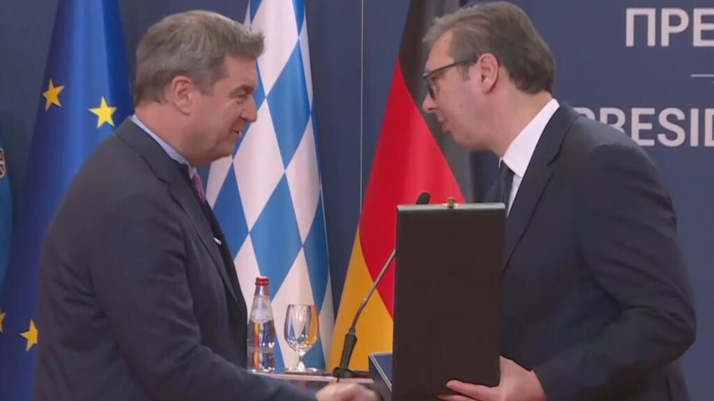 Vučić o tome zašto je zaustavio saobraćaj u Beogradu i podigao mere na viši nivo nego što po protokolu pripada premijeru Bavarske: Mnogo sam naučio danas od Markusa Zedera 2 Vučić o tome zašto je zaustavio saobraćaj u Beogradu i podigao mere na viši nivo nego što po protokolu pripada premijeru Bavarske: Mnogo sam naučio danas od Markusa Zedera 2