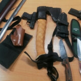 Pištolj, mač, noževi i sekira u automobilu na graničnom prelazu 6