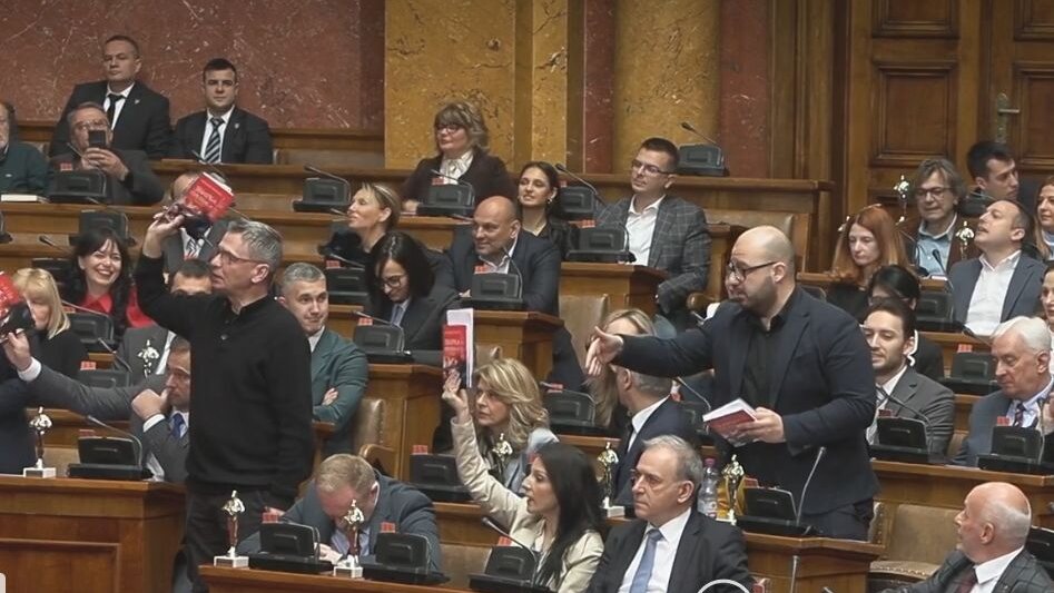 Skupština bira Anu Brnabić za predsednicu parlamenta: Opozicija pokazala figuru Oskara, sednica se se nastavlja sutra 9