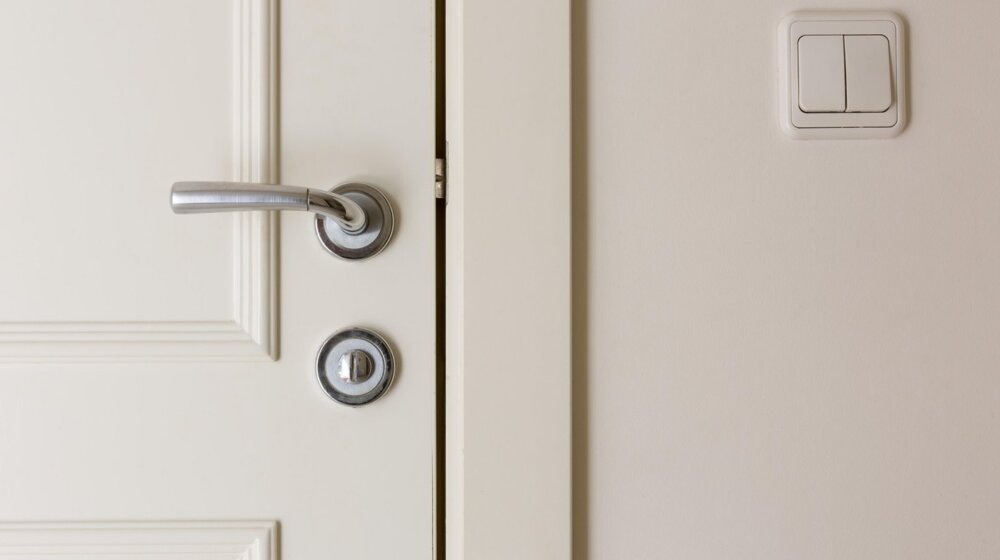 Sve više ljudi omotava foliju oko brave na ulaznim vratima- ovo je razlog 1