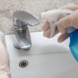 Zaboravite na sirće i sodu: Kamenac nestaje u trenu ako površine istrljate ovim 3