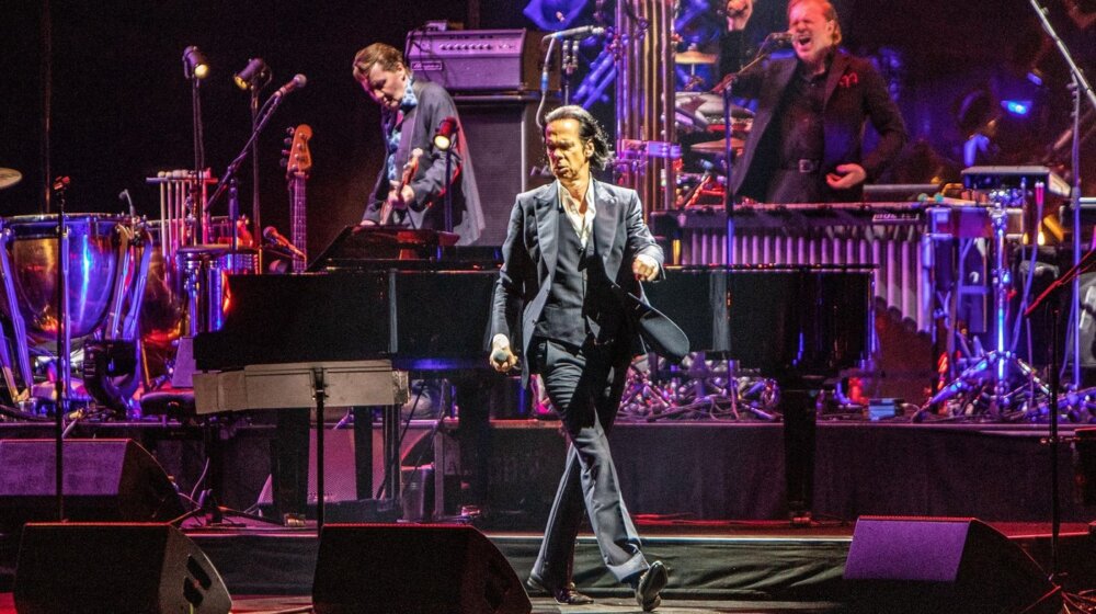 Nemilosrdni i nemirni korak napred: Nik Kejv stiže u komšiluk 1