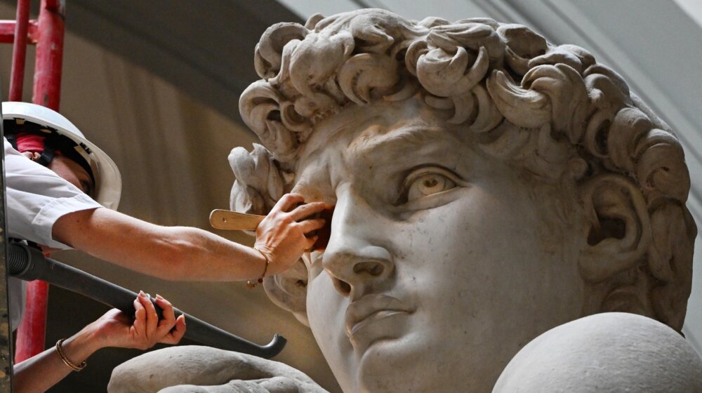 Pokrenute brojne tužbe kako bi se prestalo sa korišćenjem intimnih delova čuvene Mikelanđelove statue na majicama i drugim suvenirima 1