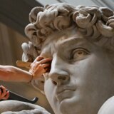 Pokrenute brojne tužbe kako bi se prestalo sa korišćenjem intimnih delova čuvene Mikelanđelove statue na majicama i drugim suvenirima 4
