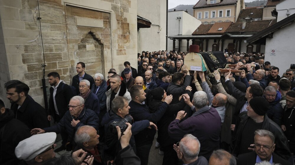 Komemoracija i sahrana Abdulaha Sidrana u Sarajevu: "Imao je sreće u ovom nesrećnom životu“ 9