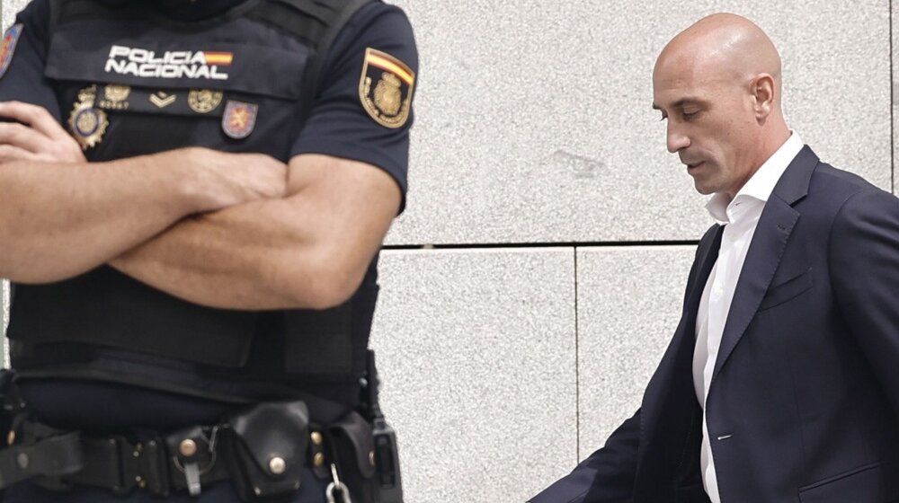 Policija u španskom fudbalskom savezu zbog sumnje na korupciju: Uhapšeno sedam osoba, pretres Rubijalesove kuće 1