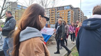 (FOTO, VIDEO) Podne protiv Putina: Kolone ispred biračkih mesta, redovi i u Beogradu 2