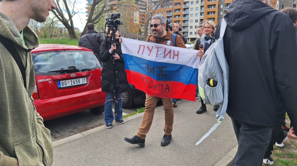 (FOTO, VIDEO) Podne protiv Putina: Kolone ispred biračkih mesta, redovi i u Beogradu 1