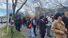 (FOTO, VIDEO) Podne protiv Putina: Kolone ispred biračkih mesta, redovi i u Beogradu 7