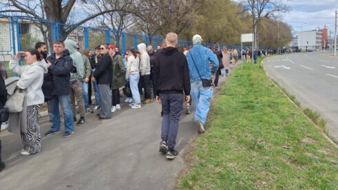 (FOTO, VIDEO) Podne protiv Putina: Kolone ispred biračkih mesta, redovi i u Beogradu 8