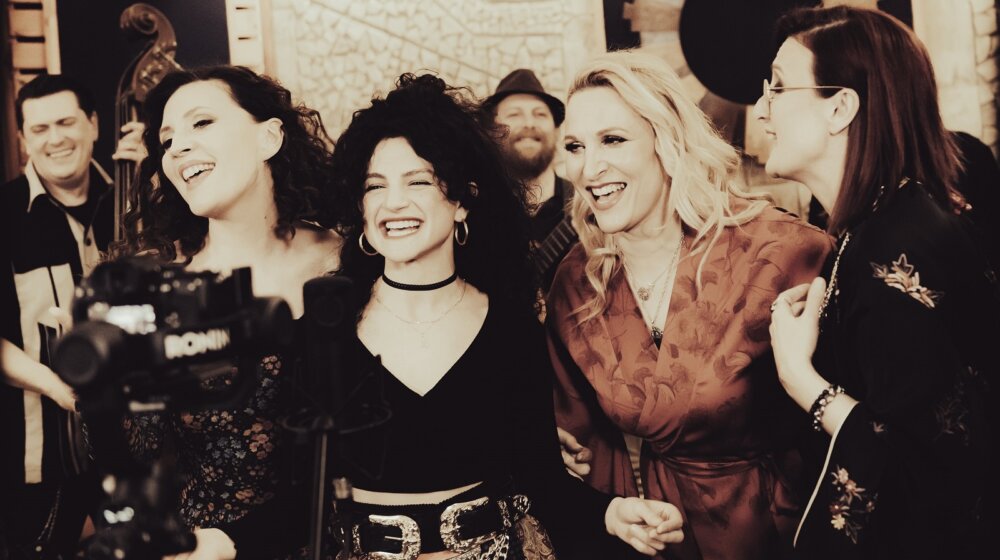 Barcelona Gipsy Balkan Orchestra i Frajle objavili spot za zajedničku pesmu „Neka, neka” 1