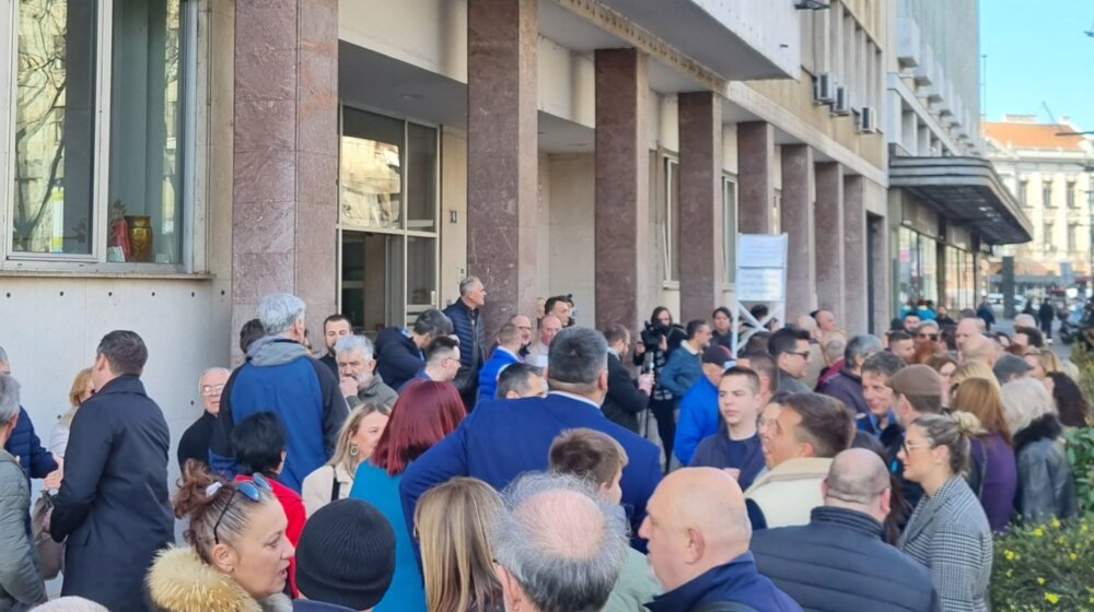 Opozicioni odbornici okupili se i nose transparente uoči drugog pokušaja da se konstituiše gradska Skupština 1