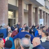 Opozicioni odbornici okupili se i nose transparente uoči drugog pokušaja da se konstituiše gradska Skupština 2