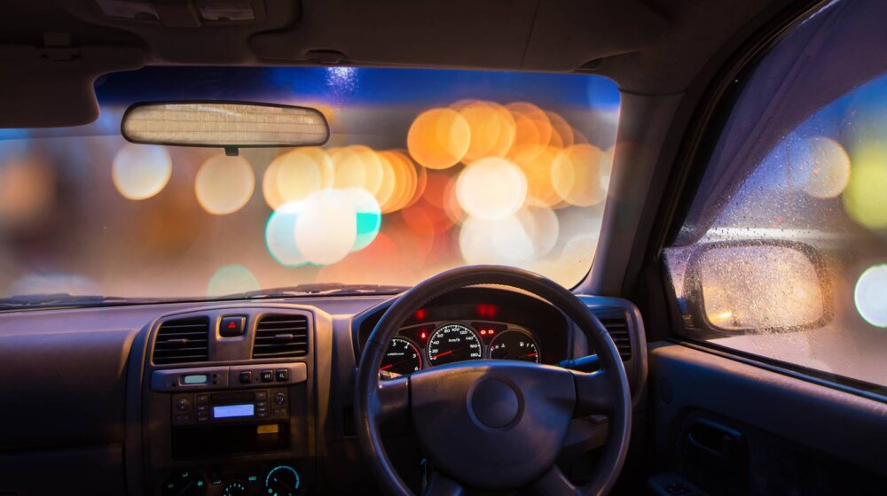 Da li vam smeta zaslepljenost kada vozite noću? Postoje neke stvari koje možete da uradite da umanjite ovaj problem 1