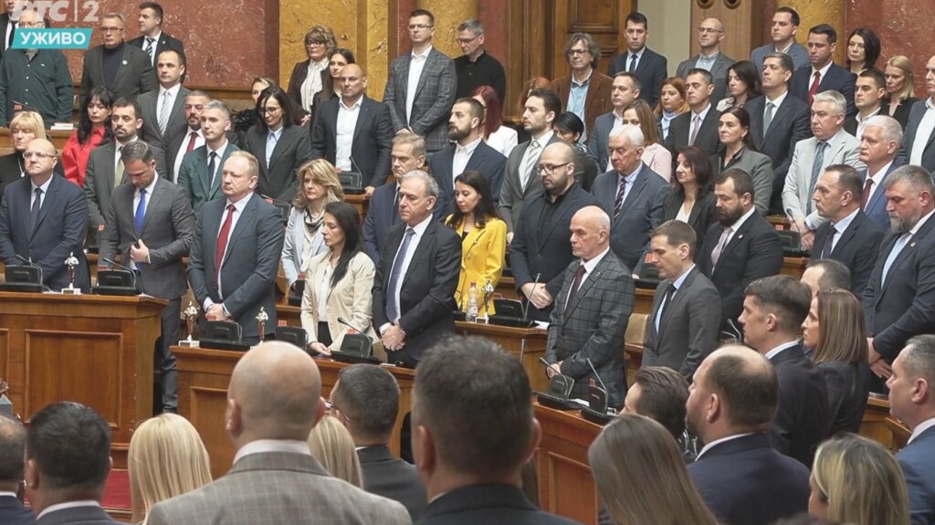 Skupština bira Anu Brnabić za predsednicu parlamenta: Opozicija pokazala figuru Oskara, sednica se se nastavlja sutra 10