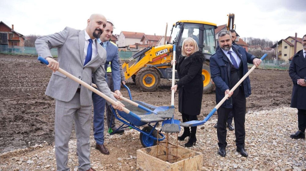 Slavica Đukić Dejanović postavila kamen temeljac za izgradnju novog vrtića 1