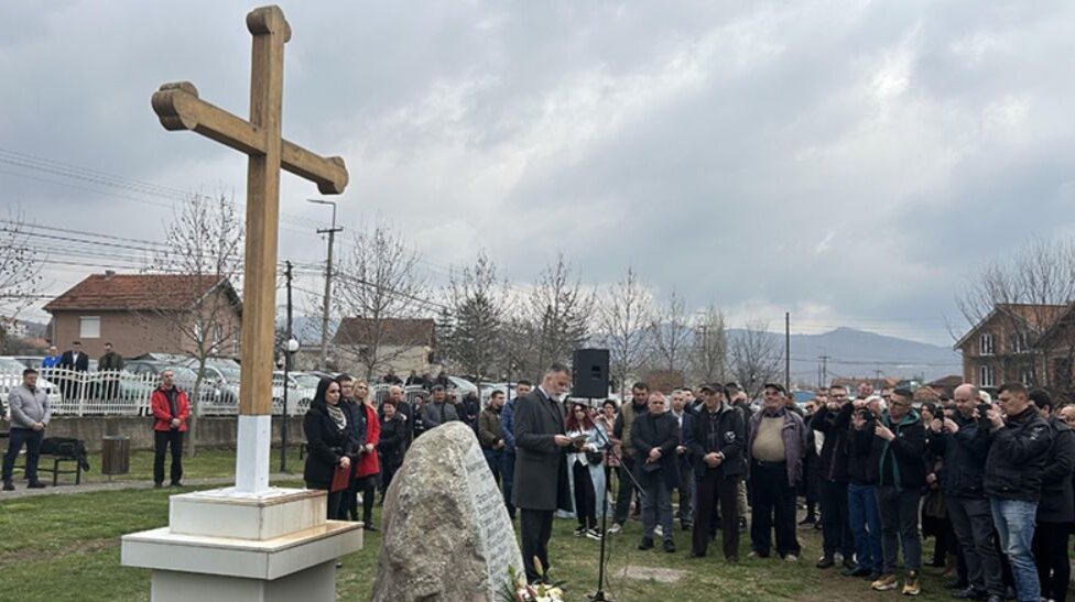 Otkriveno spomen obeležje žrtvama martovskog pogroma u Gračanici, na akademiji govorio vladika Teodosije 2