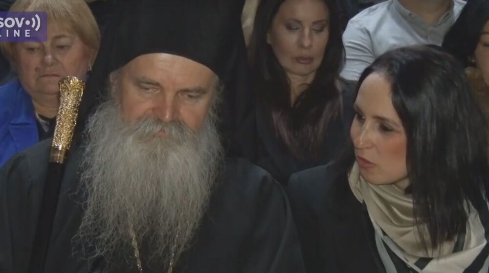 Otkriveno spomen obeležje žrtvama martovskog pogroma u Gračanici, na akademiji govorio vladika Teodosije 1