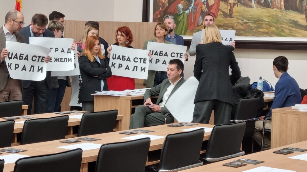 Atmosfera prilikom drugog pokušaja konstitutivne sednice Skupštine Beograda (FOTO/VIDEO) 1