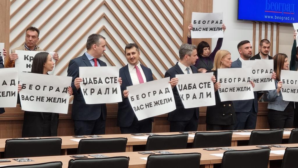 Atmosfera prilikom drugog pokušaja konstitutivne sednice Skupštine Beograda (FOTO/VIDEO) 4 Atmosfera prilikom drugog pokušaja konstitutivne sednice Skupštine Beograda (FOTO/VIDEO) 4