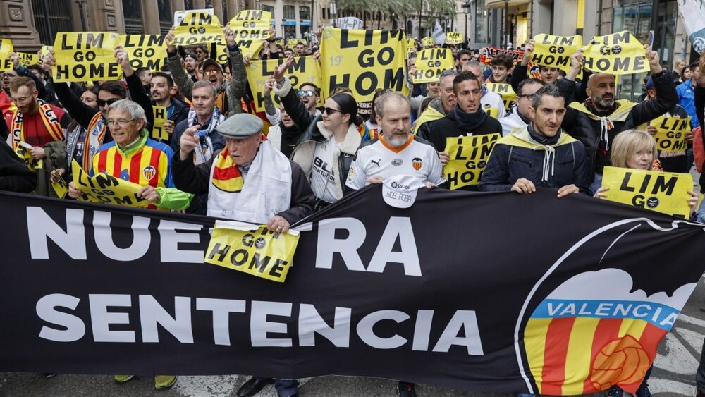 Pinokijus na Mestalji: Zašto su navijači Valensije spremili karikaturu na kojoj asu Reala Vinisijusu raste nos? 2 Pinokijus na Mestalji: Zašto su navijači Valensije spremili karikaturu na kojoj asu Reala Vinisijusu raste nos? 2