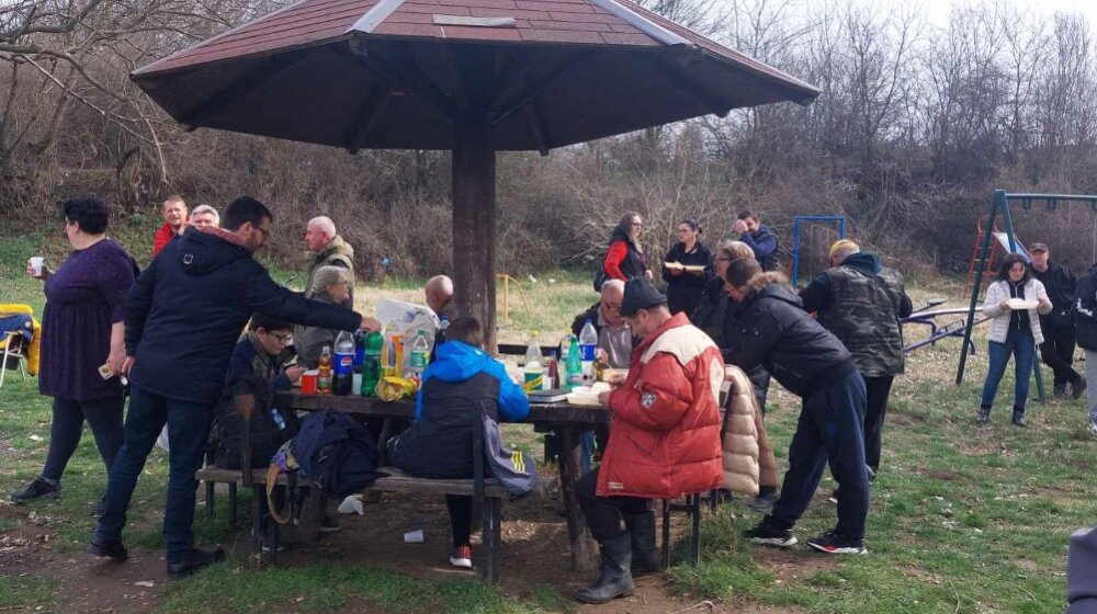 Zaječarci opet prekinuli radove: Meštani brane svoje kupalište od bagera i opasnih strujnih kablova (FOTO) 1