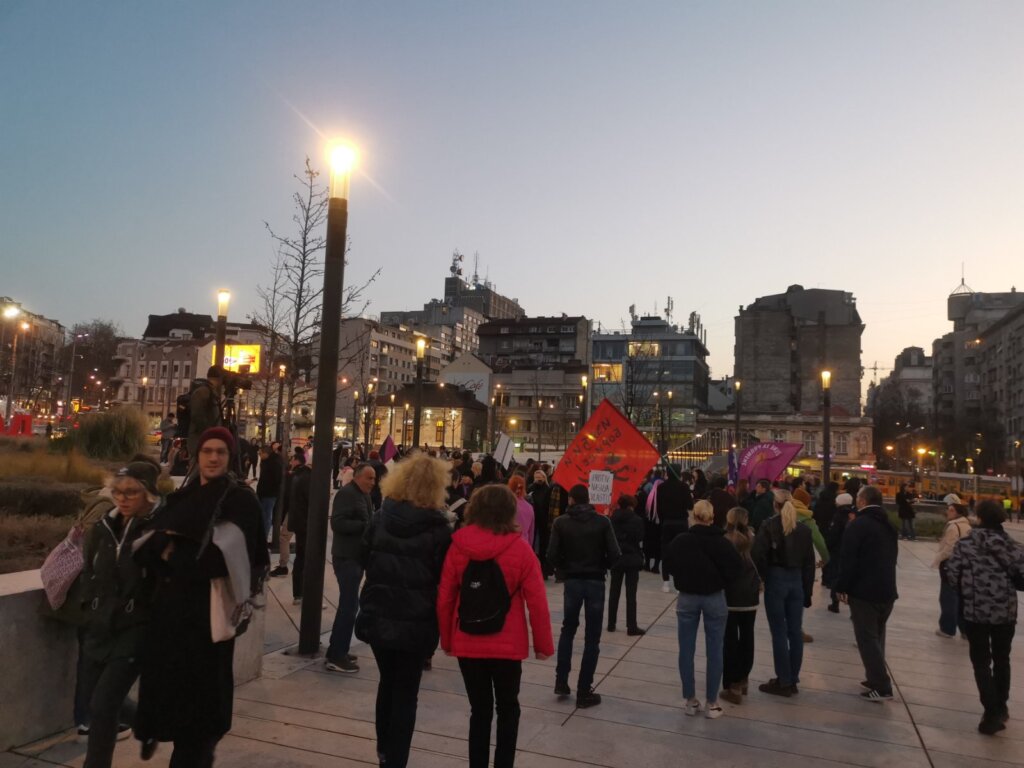 Incidenti na osmomartovskom maršu u centru Beograda: Muškarac lomio LGBT zastavu (VIDEO, FOTO) 6