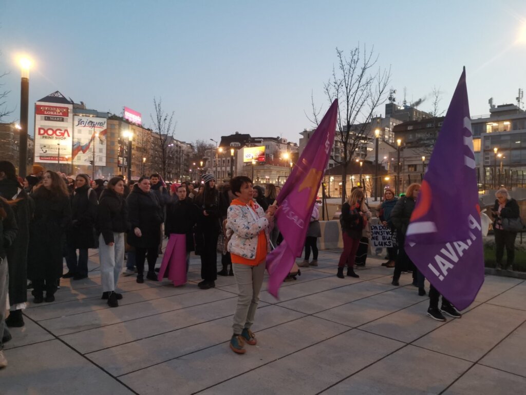 Incidenti na osmomartovskom maršu u centru Beograda: Muškarac lomio LGBT zastavu (VIDEO, FOTO) 5