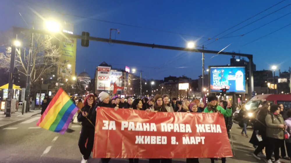 Incidenti na osmomartovskom maršu u centru Beograda: Muškarac lomio LGBT zastavu (VIDEO, FOTO) 1