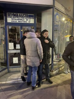 Incidenti na osmomartovskom maršu u centru Beograda: Muškarac lomio LGBT zastavu (VIDEO, FOTO) 3