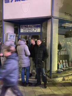 Incidenti na osmomartovskom maršu u centru Beograda: Muškarac lomio LGBT zastavu (VIDEO, FOTO) 2