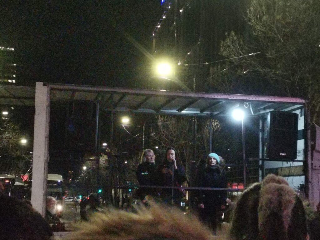 Incidenti na osmomartovskom maršu u centru Beograda: Muškarac lomio LGBT zastavu (VIDEO, FOTO) 4