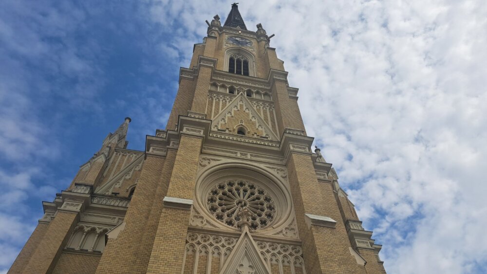 Velečasni Atila Želer o obnovi novosadske "Katedrale": Stručnjaci će utvrditi da li su pukotine na lukovima crkve nastale zbog izgradnje podzemne garaže 3