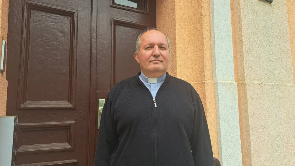 Velečasni Atila Želer o obnovi novosadske "Katedrale": Stručnjaci će utvrditi da li su pukotine na lukovima crkve nastale zbog izgradnje podzemne garaže 4