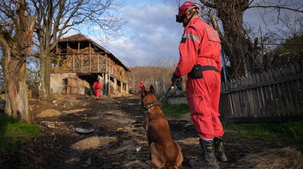 Specijalistički timovi za spasavanje iz ruševina noćas stigli u Banjsko Polje gde je nestala devojčica 13